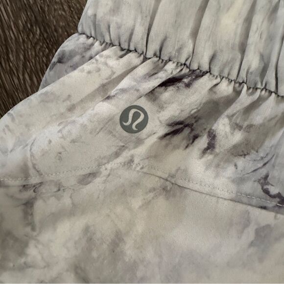 Lululemon Flat-Front Relaxed Short 4" new - Picture 6 of 7
